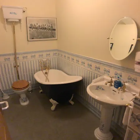 St Martin's, Guest 4*